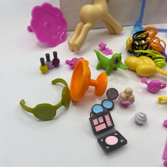 My Little Pony Lot Of Various MLP Playset Accessories Furniture - Picture 8 of 9